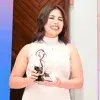 Ximena con su premio Rómulo Garza