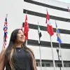 Mirian Ahuatzi posando frente a la bandera de Suiza, donde se encuentra el CERN