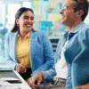 2 colegas de trabajo sonriendo