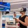 Alumna Tec usando lentes de realidad aumentada en clase