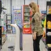 Ana manipulando al robot inteligente Findy