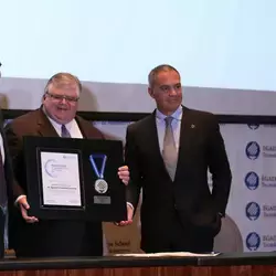 Agustín Carstens recibe medalla.