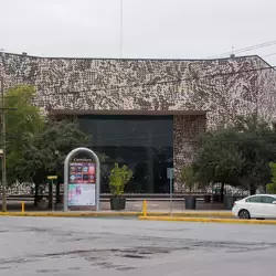 La obra que plasmaron en el Auditorio Luis Elizondo la describen como un paisaje digital, aunque Sten confiesa que en los últimos días lo piensan más como un laberinto  