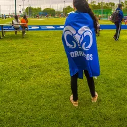 Joven con bandera de Borregos