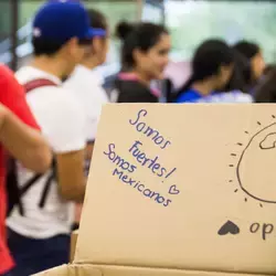 Alumnos apoyando en la organización de víveres.