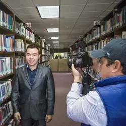 Alumno sonriendo mientras es entrevistado