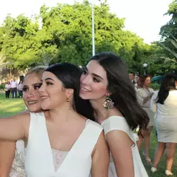 graduadas tomándose selfie