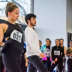 Jóvenes bailando en una audición