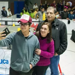 Joven tomándose una foto junto con sus padres