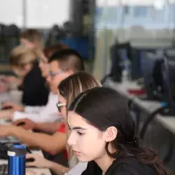 Alumnos trabajando en su repentina 