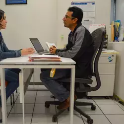 Cosme atendiendo a una alumna