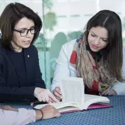 alumnos y profesor estudiando