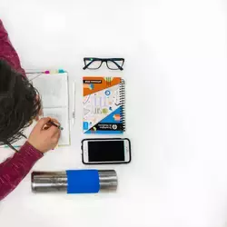 Joven estudiando para sus parciales. 