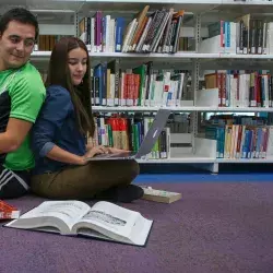 Pareja estudiando en Biblioteca en 14 de febrero