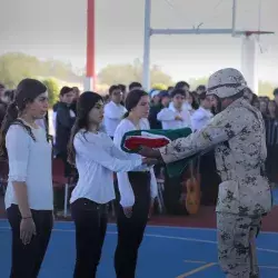 Alumnos participando en la incineración de la bandera