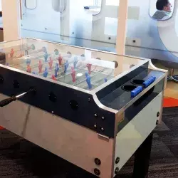 Un futbolito en las oficinas del Tec