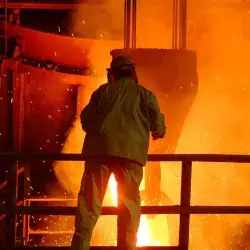 Hombre trabajando en una fundición