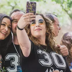 Ex alumnos tomando una selfie