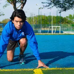 Joven preparandose para correr