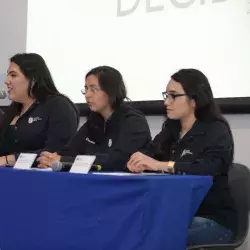 Las representantes del Comité Electoral de la Federación de Estudiantes y las coordinadoras del proyecto Decide 2018, en rueda de prensa informaron a los medios de comunicación sobre el panel a celebrarse el próximo 24 de abril en Querétaro.