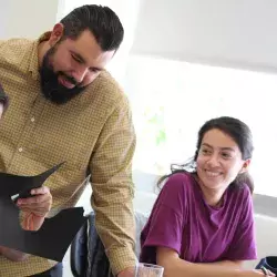 alumnos y profesor estudiando