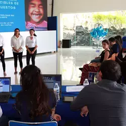 Alumnos presentan propuestas ante personal de mercadotecnia y ventas de P&G.