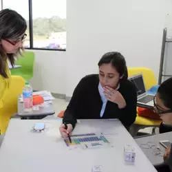 Maestra Rosa María Barragán en clase de realidad aumentada.