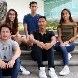 Alumnos ganadores de la beca "Jóvenes en Acción"