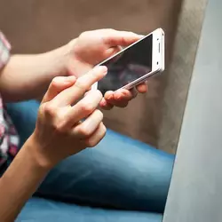 mujer con un celular en la mano