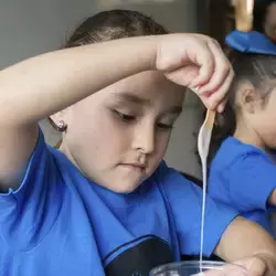 Niña jugando con slime