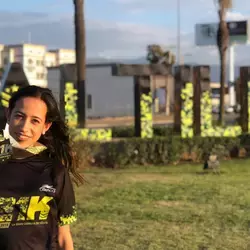 Carolina Borja, corredora del 21k 2018 sosteniendo una medalla