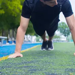 Joven haciendo ejercicio en un campo de futbol