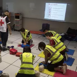 Alumnos practican RCP liderados por la Cruz Roja