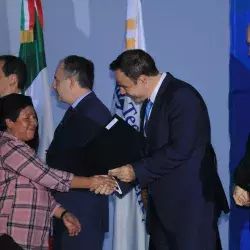 Bertha Cesario recibiendo su reconocimiento