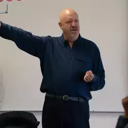 Pablo Colás dando clase en el Tec