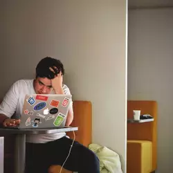 Joven estresado frente su computadora