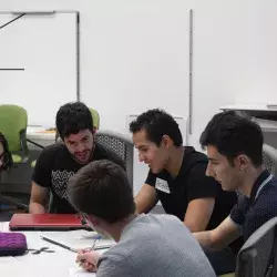 Alumnos trabajando 