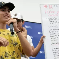 Joven presentando propuesta de la meta asignada