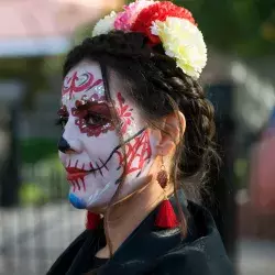 Alumnos festejando el día de muertos