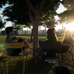 Alumnos en sillas de colores