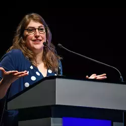 De actriz a neurocientífica; las pasiones y luchas de Mayim Bialik