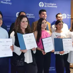 Alumnos con su diploma 