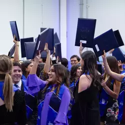 Alumnos celebrando la culminación de una etapa