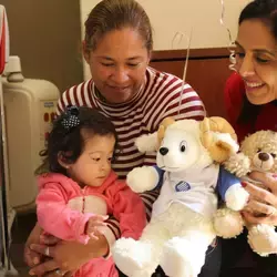 entrega de regalos a pacientes Corazones Invencibles