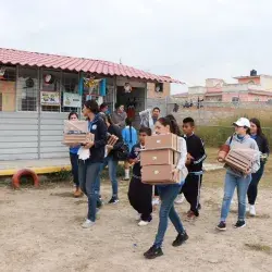 Magdalena Morales ayudando a una alumna 