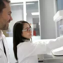 Amor en el laboratorio: son pareja y comparten pasión por la ciencia