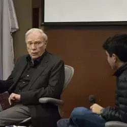 Robert McKee en charla con estudiantes