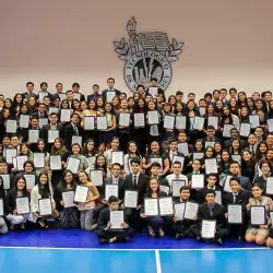 Alumnos con sus reconocimientos