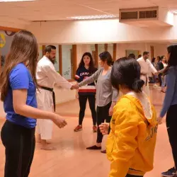 Alumnas reciben instrucción 