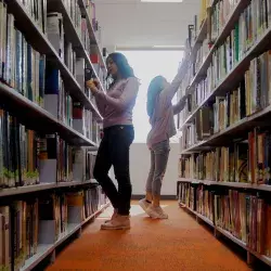 Chicas tomado libros de la biblioteca